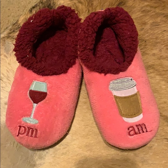 Fuzzy slippers size 6 1/2-7 - Picture 2 of 3